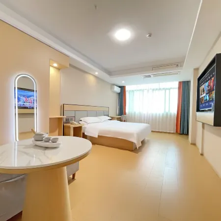 Crown Hotel (Sanling Plaza Food Street Branch, Xianyou Bus Station, Putian)