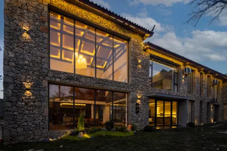 Mushan Snow Cottage Twilight Peaks • View Guanshan Shejing Linshu (Yulong Snow Mountain Branch) Отели рядом с достопримечательностью «Yuzhu Qingtian Scenic Resort»