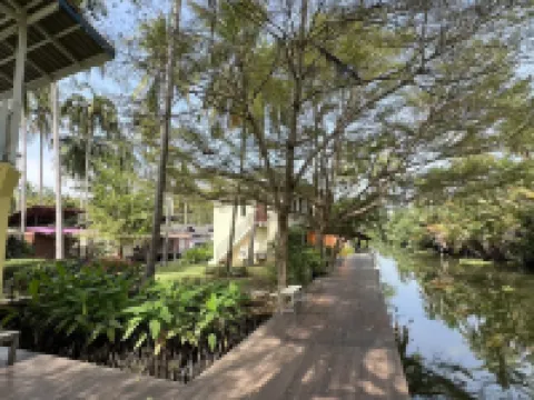 กาลาคาแนล รีสอร์ท โรงแรมในอัมพวา