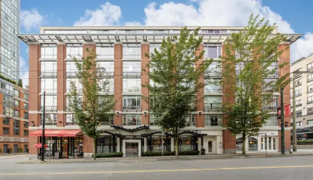 Opus Vancouver Отели рядом с достопримечательностью «Maple Tree Square»