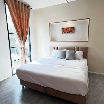 Baantonlom suvarnabhumi Hotels near Wat King Kaeo