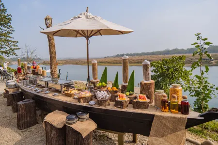 Barahi Jungle Lodge Отели в г. Дибянагар