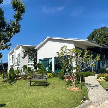 TREE AIRPORT HOTEL