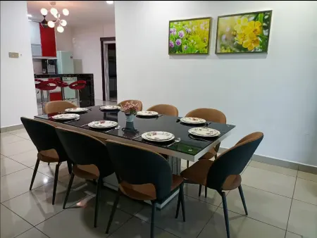 Desaru Brown House[Movie-KTV-Billiard-BBQ-Mahjong] Отели рядом с достопримечательностью «Kota Tinggi Firefly Park»