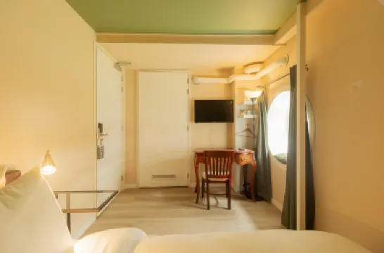 FLOATS by H2OTEL Hotels near Erasmusbrug