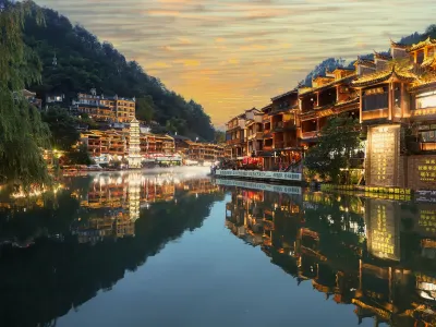 Jingsu Menglan No. 26 Mansion Hotel (Fenghuang Ancient City Scenic Area Hongqiao Branch)