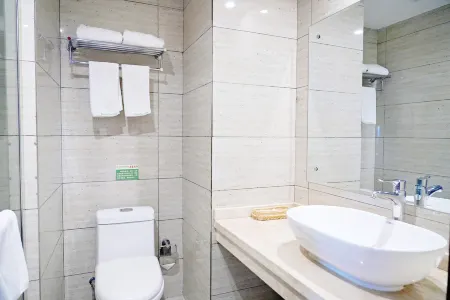 ‌Haotai Hotel (Dawu Experimental Secondary School, Central Bus Station) Отели в г. Даву