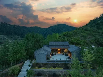半山雲舍·侘寂風半山觀景度假中古合院謐花園（武當山景區店） 太子坡景區-景區棧廊附近的飯店
