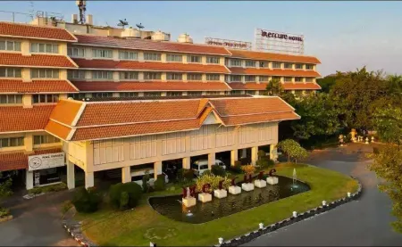 Mercure Chiang Mai Отели рядом с достопримечательностью «Ват Пратхат Дой Сутхеп»