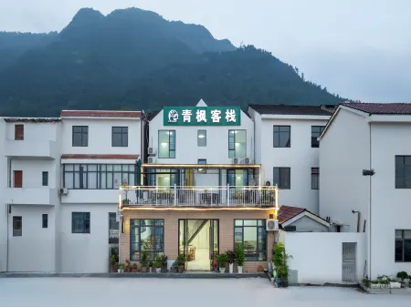 Yichang Qingfeng Inn (Three Gorges Dam Landscape Terrace Store) Отели рядом с достопримечательностью «Interception Memorial Garden»