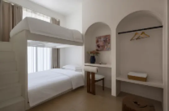 Leisurely Dwelling: Hidden Realm of Trees