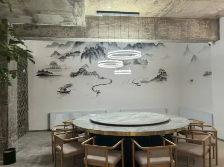 Panlong Yinyin Mountain Scenic Light Luxury and Beautiful Stay Отели рядом с достопримечательностью «Bailu Limestone Cave Wonder Peak»