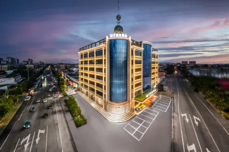 ELVIRA Отели рядом с достопримечательностью «Guanshi Durian Garden Tourist Resort»