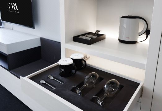 호텔 오라의 깔끔한 욕실 및 침구류