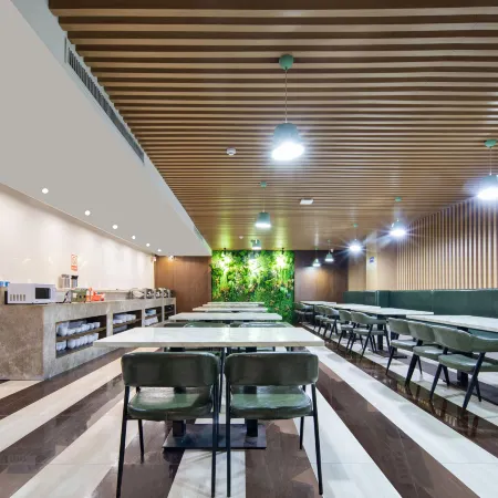 Hongye Hotel (Wuhan International Expo Center & Yangsigang Yangtze River Bridge) Отели рядом с достопримечательностью «Третья Средняя Школа Вухана»
