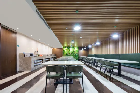 Hongye Hotel (Wuhan International Expo Center & Yangsigang Yangtze River Bridge) Отели рядом с достопримечательностью «Wuhan International Expo Center»