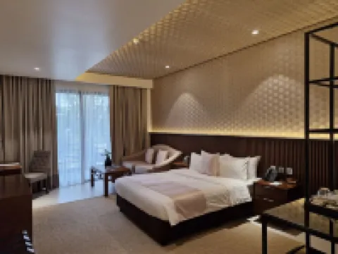 The Tropics at MacArthur Park Hotels in Palo