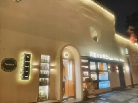 Moon and Sixpence Hotel