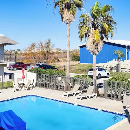 Motel 6 Galveston, TX Отели рядом с достопримечательностью «Ocean Star Offshore Drilling Rig & Museum»