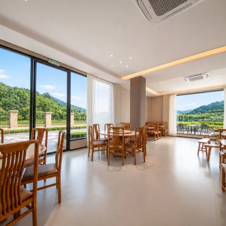 Guanlan Mountain Lodge (Libo Xiao Qi Kong Scenic Area West Gate)