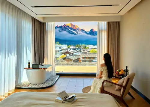 Lijiang Yu Xue Yi Jing Snow Mountain View Resort Hotel