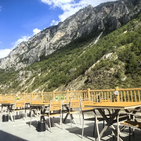 Daocheng Yunshu Hotel