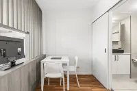 Central Brunswick Apartment Hotel - Parking