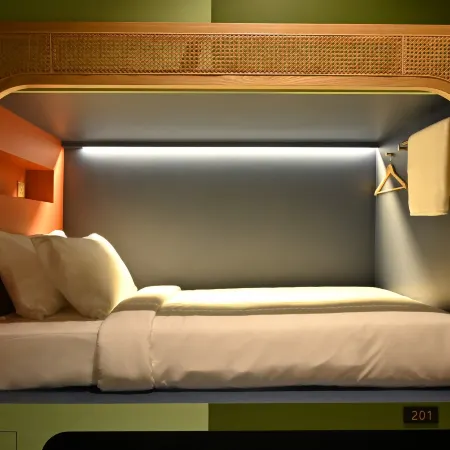 Dream Chaser Boutique Capsule Hotel Отели рядом с достопримечательностью «Торговый центр Golden Mile Complex»