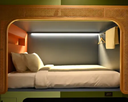 Dream Chaser Boutique Capsule Hotel Hotel berhampiran Kompleks Golden Mile