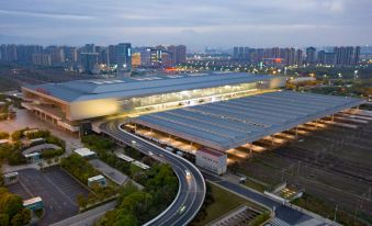 Suitetrails - LOFT Cinema Hotel Boya Select (Nanchang West Railway Station Lizhaoshan Subway Station)