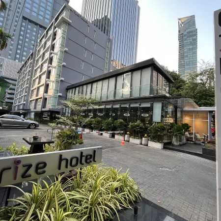 Arize Hotel Sukhumvit Отели рядом с достопримечательностью «Ваттана»
