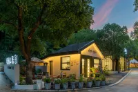 Streamscape · Aqua Haven Poolside Retreat