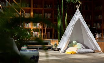 Lishang · Lumière Matinale | Golden Peaks Glow in Snow | Snow Mountain View Resort Homestay