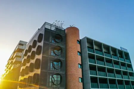 Nesuto Curtin Perth Hotel Отели рядом с достопримечательностью «Applecross Art»