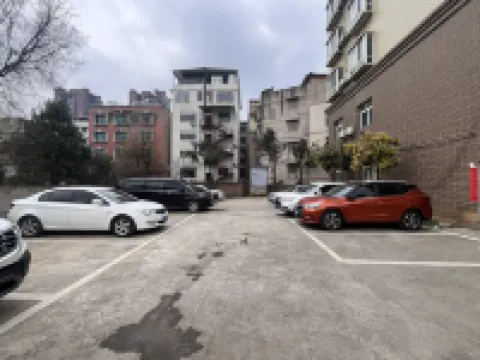 Qingzhen Dike Hotel (Yunling Middle Road Branch)