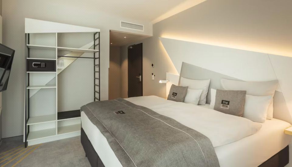 2. 홀리데이 인 -..