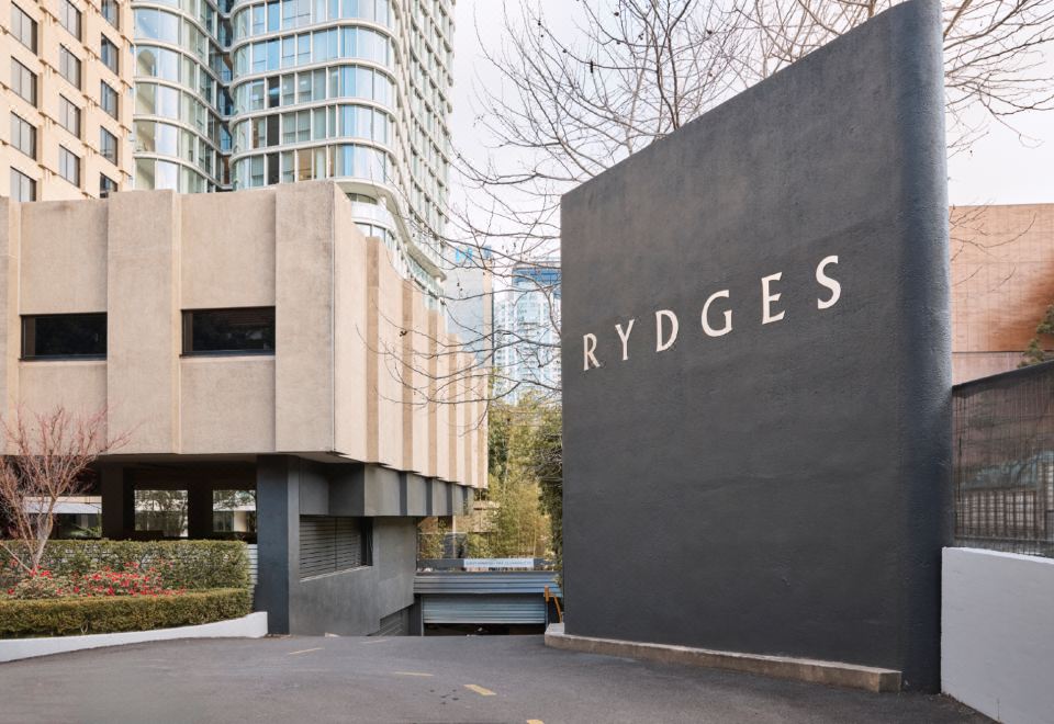 2. Rydges N..