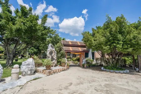 Busaya Resort & Cuisine Отели рядом с достопримечательностью «Computer Center Silapakorn University»