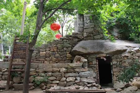 Tranquil Courtyard Homestay Отели в г. Пини