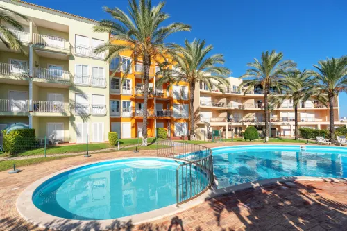 BnB Homes Apartment with cozy Terrace & Swimming pool near the heart city