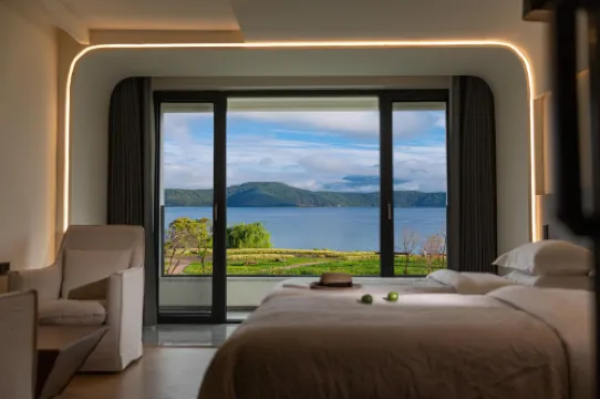 Lugu Lake Puman Lakeview Resort Hotel