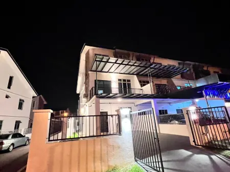 Senai 14pax The Joyous Home Pooltable Airport JPO Отели рядом с достопримечательностью «Johor Premium Outlets»