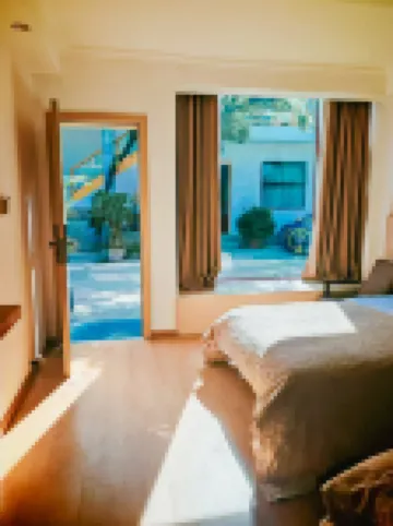 Lakeside Bliss Courtyard