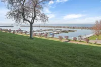 Ramada by Wyndham Jordan/Beacon Harbourside Resort فنادق في Niagara Regional Municipality