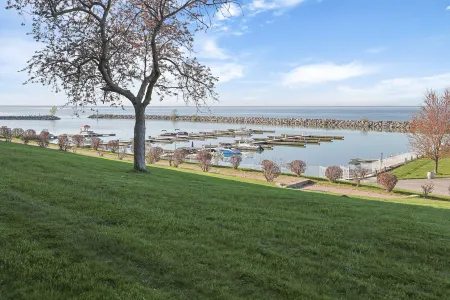 Ramada by Wyndham Jordan/Beacon Harbourside Resort Отели рядом с достопримечательностью «The Watering Can Flower Market»