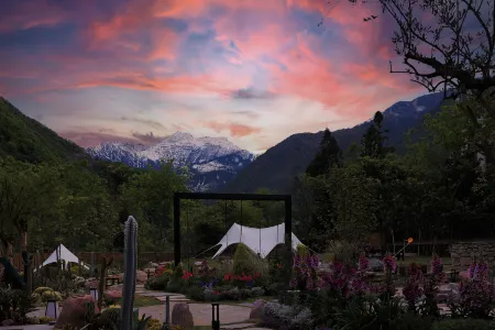 Hailuogou Seven Valleys Source · Snow Mountain Secret Realm Onsen Resort Hotel Отели рядом с достопримечательностью «Moxi Ancient Town»