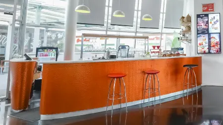 Harris Hotel & Convention Festival Citylink Bandung Отели рядом с достопримечательностью «Jalan Pasar Induk Caringin»