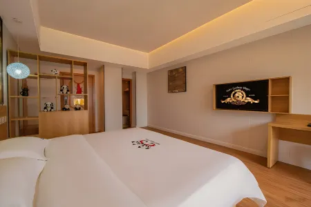 Panda Prince Hotel Отели рядом с достопримечательностью «Zhang Daqian Memorial Hall»