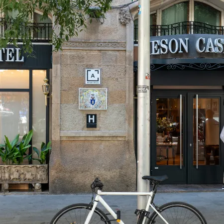 Mesón Castilla Atiram Hotel Отели рядом с достопримечательностью «Дом Каса-Батльо»