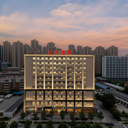 Hongye Hotel (Wuhan International Expo Center & Yangsigang Yangtze River Bridge) Отели рядом с достопримечательностью «Третья Средняя Школа Вухана»